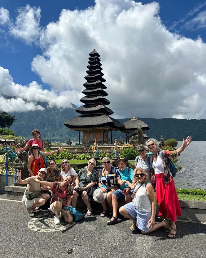 Grupo de viajantes da Paralelo 30 diante de um templo à beira de um lago