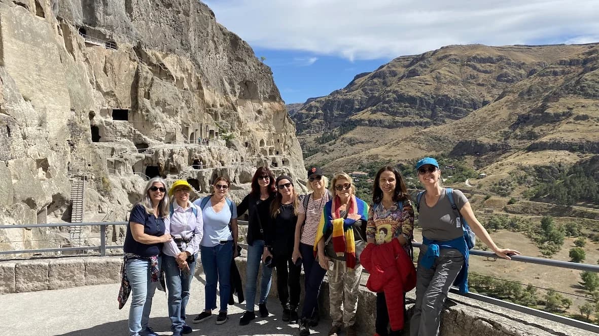 Grupo de viajantes da Paralelo 30 em um mirante diante de um vale montanhoso