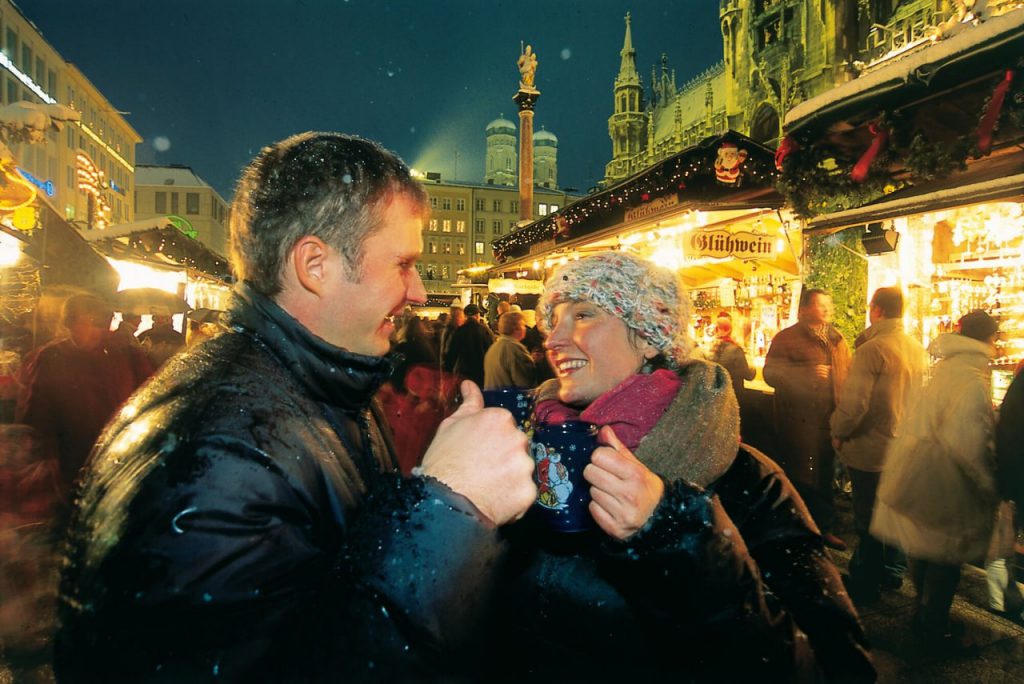 Glühweingenuss auf dem Christkindlmarkt, © München Tourismus, Bernd Römmelt